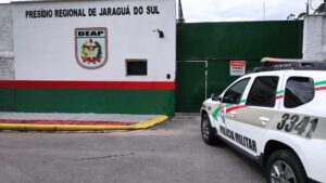 Homem com mandado de prisão é capturado durante abordagem da PM em Guaramirim