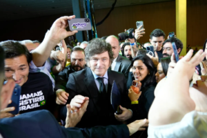 Em São Paulo, Javier Milei ataca Alexandre de Moraes e apoia Flávio Bolsonaro