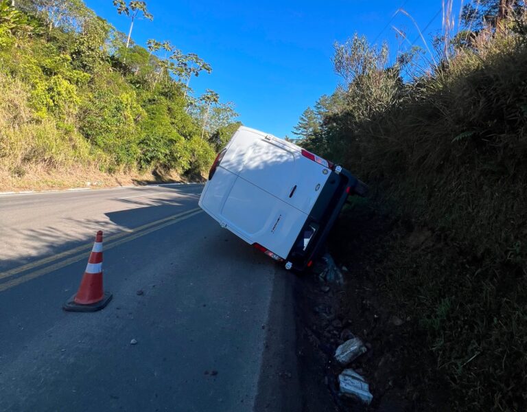Van tomba e provoca interdição parcial na BR-280, em Corupá