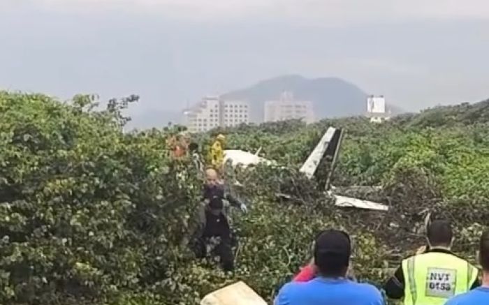Avião de pequeno porte cai na meia praia em Navegantes
