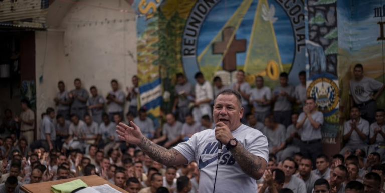 Cultos reunificam membros de gangues rivais em megaprisões de El Salvador
