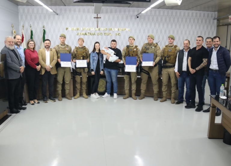 Policiais militares são homenageados por salvamento de crianças em Jaraguá do Sul