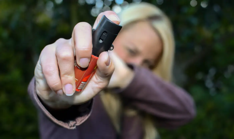 Mulheres podem usar spray de pimenta para defesa pessoal