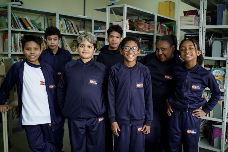 Governo de Santa Catarina entrega uniformes de inverno aos estudantes da rede estadual