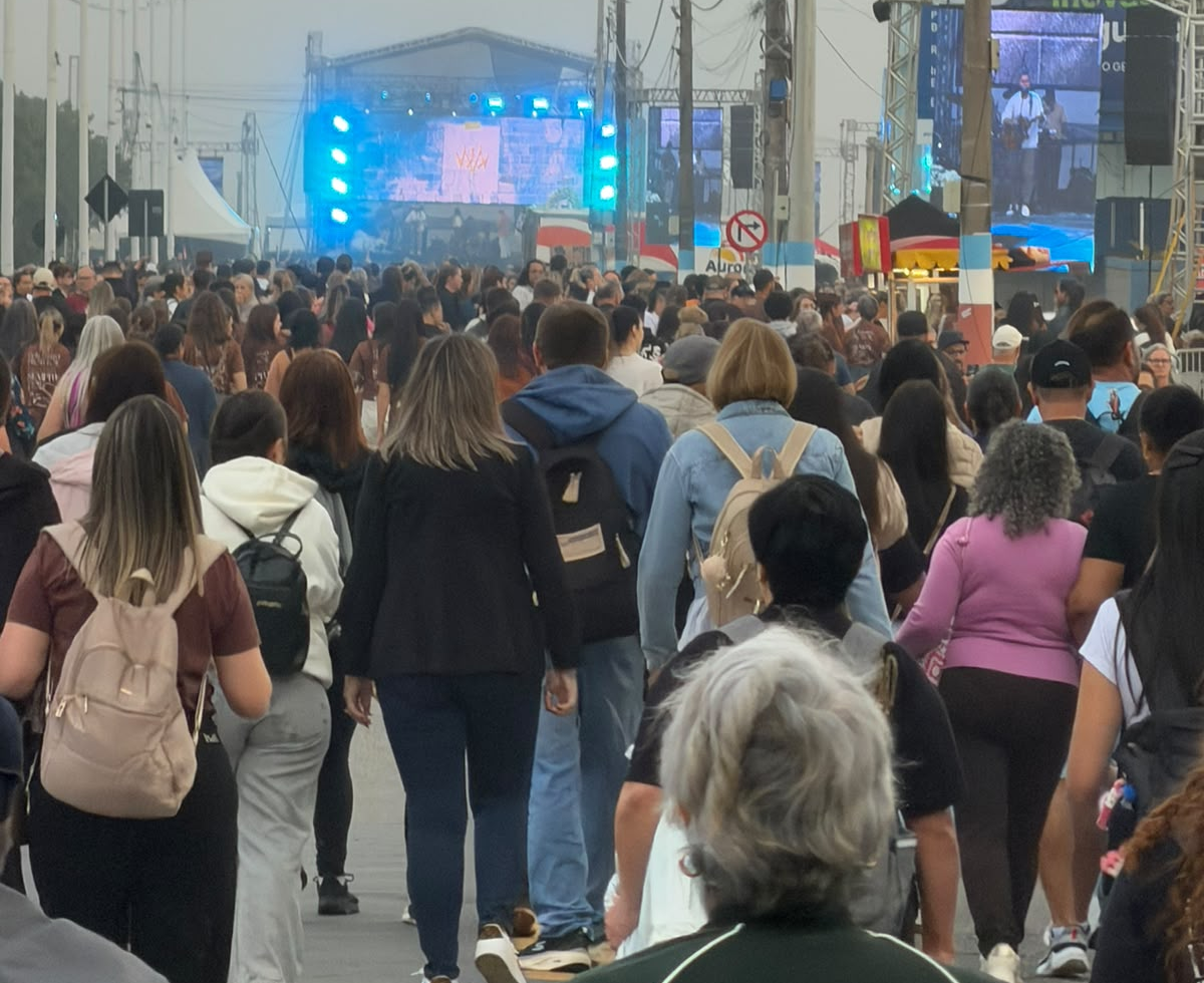 A apresentação, batizada de "Show Nacional com Frei Gilson", fazia parte da programação especial em celebração ao Dia