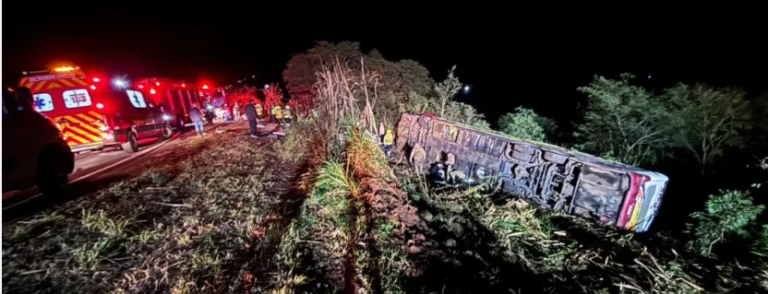 Acidente com ônibus de turismo paraguaio deixa três mortos e 15 feridos