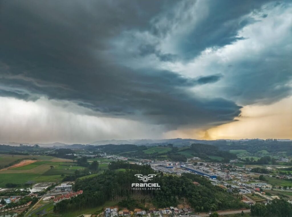 Alerta de Chuvas Intensas: Santa Catarina em Risco de Temporal e Alagamentos neste Sábado (11)
