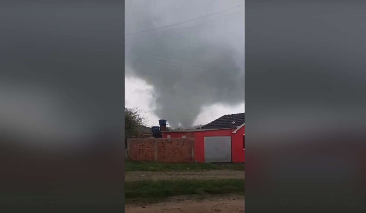 TORNADO ATINGE PEDRO OSÓRIO E TEMPORAL CAUSA ESTRAGOS EM VÁRIAS CIDADES DO RS