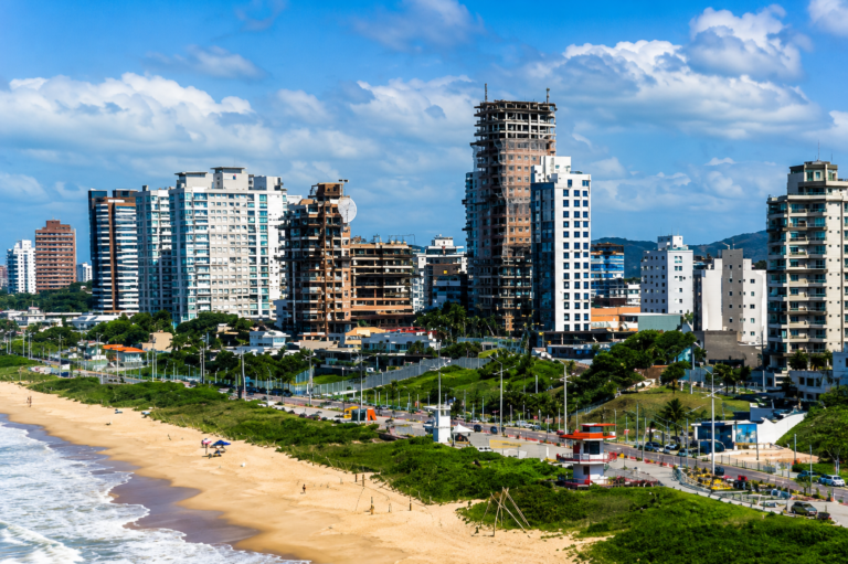 Piçarras ultrapassa Balneário Camboriú na disputa por imóveis de luxo