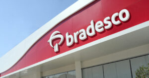 Bradesco demite 2,4 mil funcionários e fecha 324 agências em 2026 após lucrar R$ 13,8 bi e banco se explica