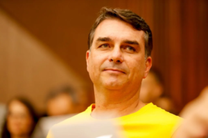 Flávio Bolsonaro lidera corrida presidencial com 45%; Lula tem 20%