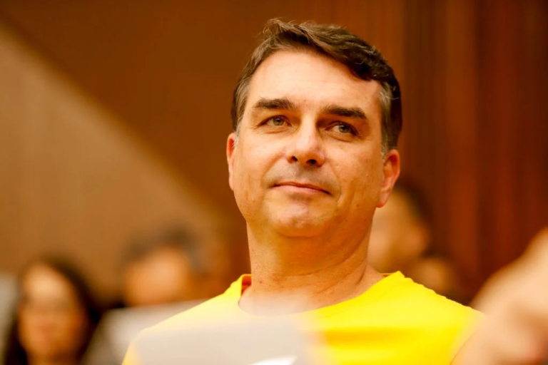 Flávio Bolsonaro lidera corrida presidencial com 45%; Lula tem 20%