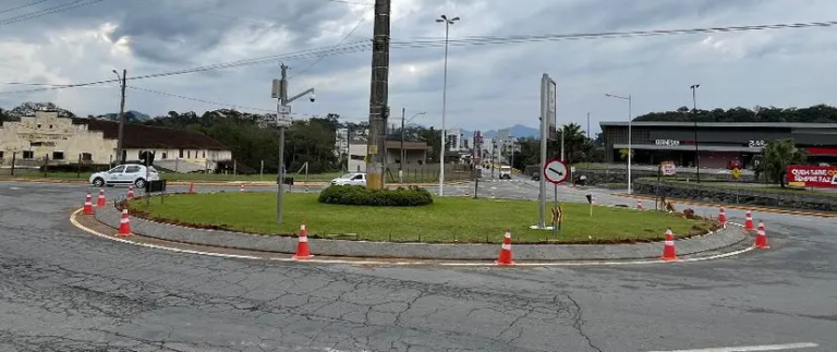 Prefeitura de Jaraguá do Sul reforça segurança na rotatória do Komprão