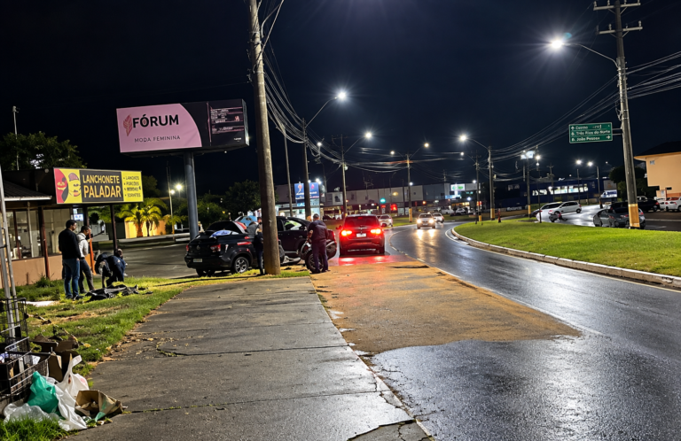 Carro bate em poste na Waldemar Grubba e deixa vítima em estado grave - Vídeo