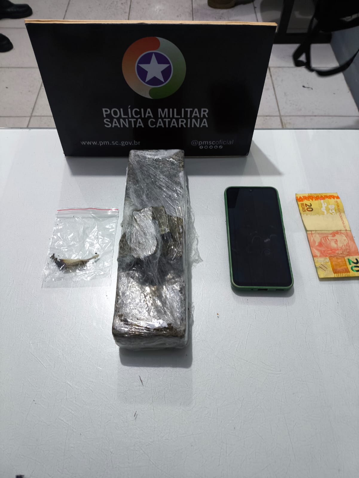 Homem é preso com 1kg de maconha na SC-110 em Jaraguá do Sul