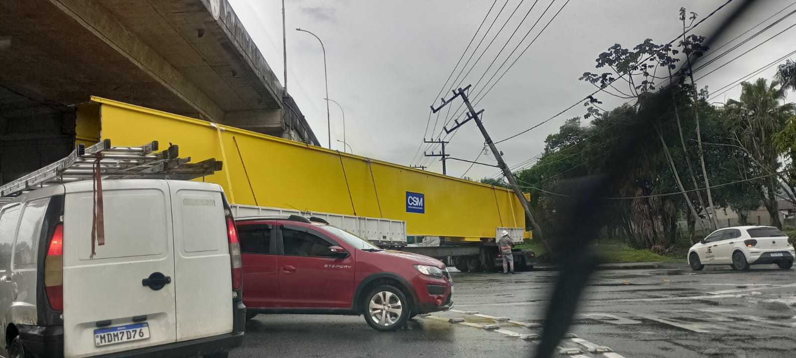 Transporte de carga superdimensionada atinge poste e causa lentidão na BR-280, sentido Joinville