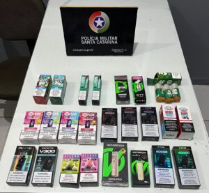 PM apreende 15 cigarros eletrônicos em conveniência de Jaraguá do Sul após denúncia de tráfico de drogas
