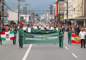 Desfile cívico terá três telões na Reinoldo Rau e transmissão pelo YouTube
