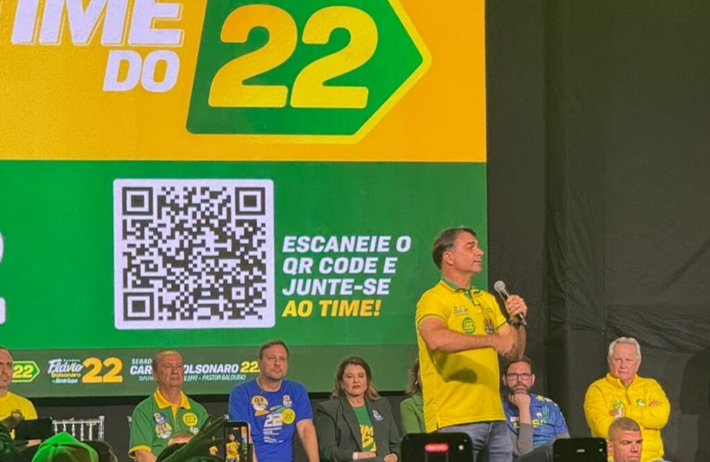 Flávio Bolsonaro recebe apoio de milhares de pessoas na Expoville nesta manhã de sábado (19)