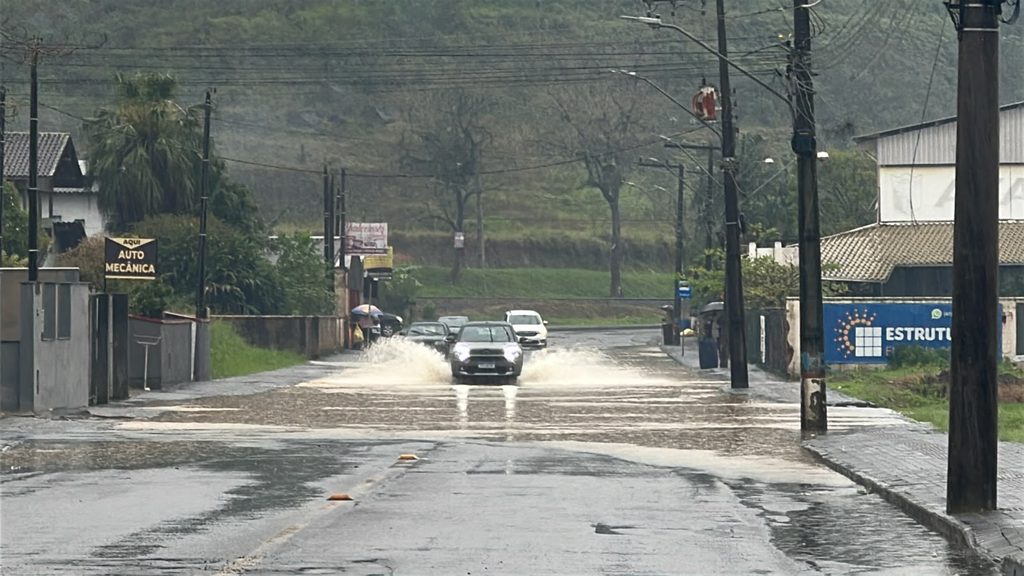 Chuva causa alagamentos em Guaramirim