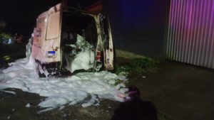 Veículo é destruído por incêndio durante a madrugada em Guaramirim