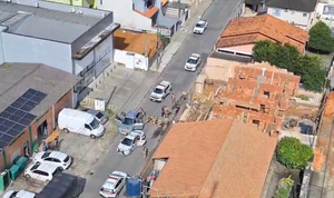 (Vídeo) Motorista foge da polícia em carro furtado e quase atropela criança em Joinville